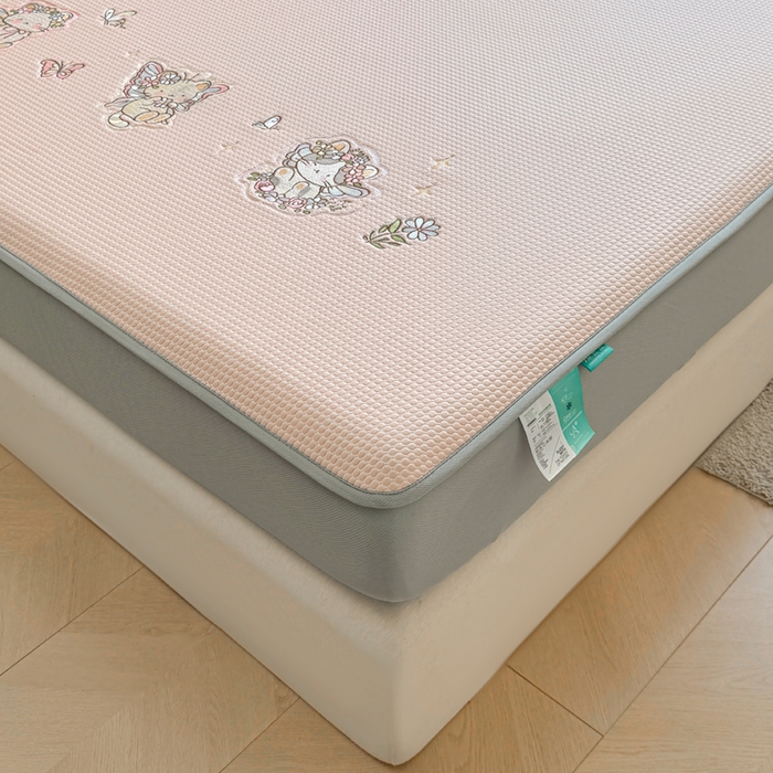 91家纺网 家纺一手货源 找家纺 凯罗 2026新款华夫格凉泡泡绣花凉席席子-床笠款 猫仙子