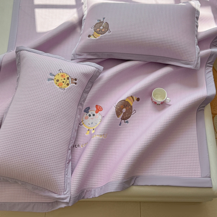 91家纺网 家纺一手货源 找家纺 凯罗 2026新款华夫格凉泡泡绣花凉席席子-床席款 乐享狂嗨-紫