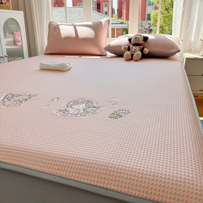 91家纺网 家纺一手货源 找家纺 凯罗 2026新款华夫格凉泡泡绣花凉席席子-床笠款 猫仙子