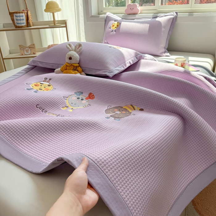 91家纺网 家纺一手货源 找家纺 凯罗 2026新款华夫格凉泡泡绣花凉席席子-床席款 乐享狂嗨-紫