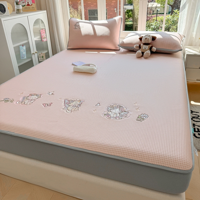 91家纺网 家纺一手货源 找家纺 凯罗 2026新款华夫格凉泡泡绣花凉席席子-床笠款 猫仙子