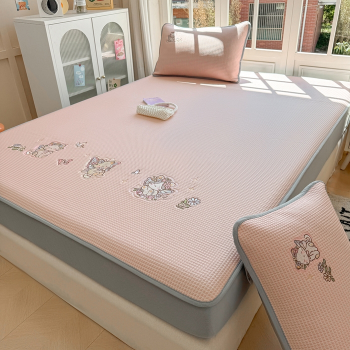 91家纺网 家纺一手货源 找家纺 凯罗 2026新款华夫格凉泡泡绣花凉席席子-床笠款 猫仙子