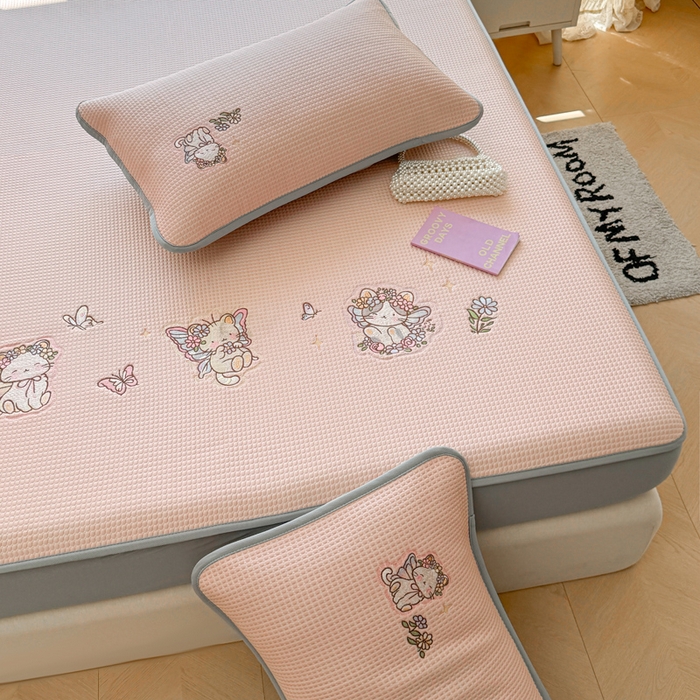 91家纺网 家纺一手货源 找家纺 凯罗 2026新款华夫格凉泡泡绣花凉席席子-床笠款 猫仙子