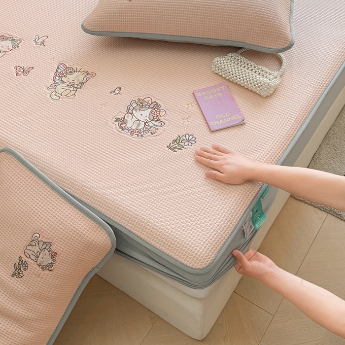 91家纺网 家纺一手货源 找家纺 凯罗 2026新款华夫格凉泡泡绣花凉席席子-床笠款 猫仙子