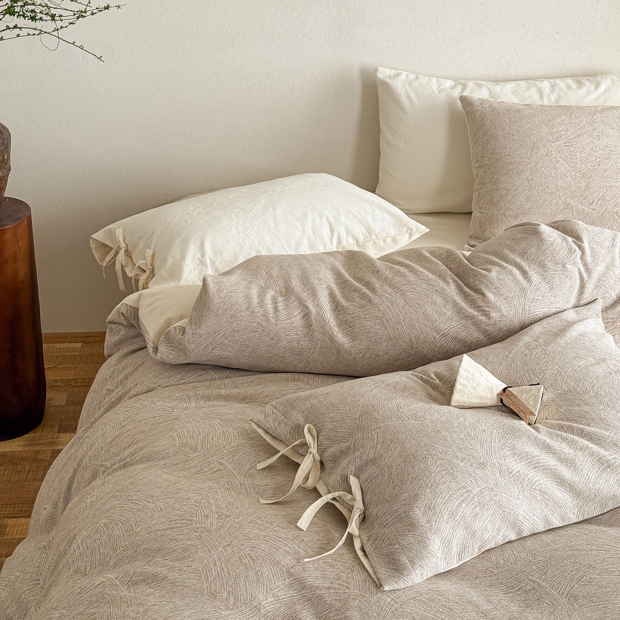 91家纺网 家纺一手货源 找家纺 华超针织 2026新款全棉三层纱提花四件套 伯尔纳-卡其