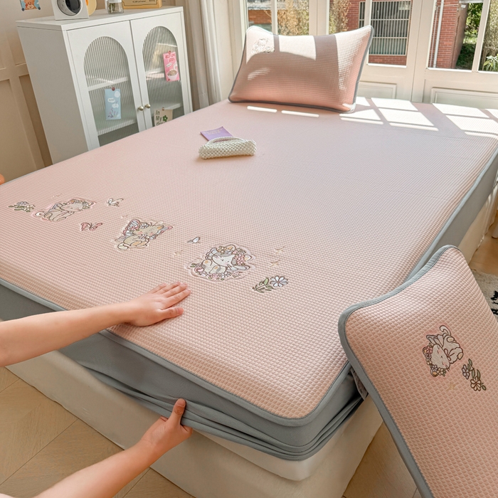 91家纺网 家纺一手货源 找家纺 凯罗 2026新款华夫格凉泡泡绣花凉席席子-床笠款 猫仙子