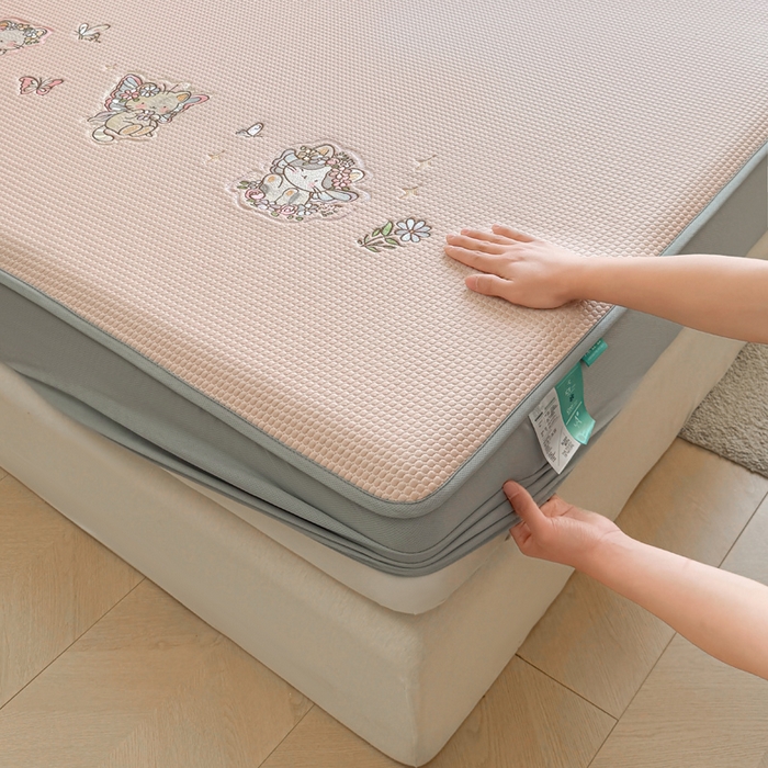 91家纺网 家纺一手货源 找家纺 凯罗 2026新款华夫格凉泡泡绣花凉席席子-床笠款 猫仙子