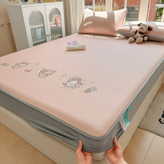 91家纺网 家纺一手货源 找家纺 凯罗 2026新款华夫格凉泡泡绣花凉席席子-床笠款 猫仙子