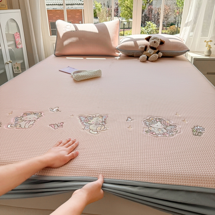 91家纺网 家纺一手货源 找家纺 凯罗 2026新款华夫格凉泡泡绣花凉席席子-床笠款 猫仙子