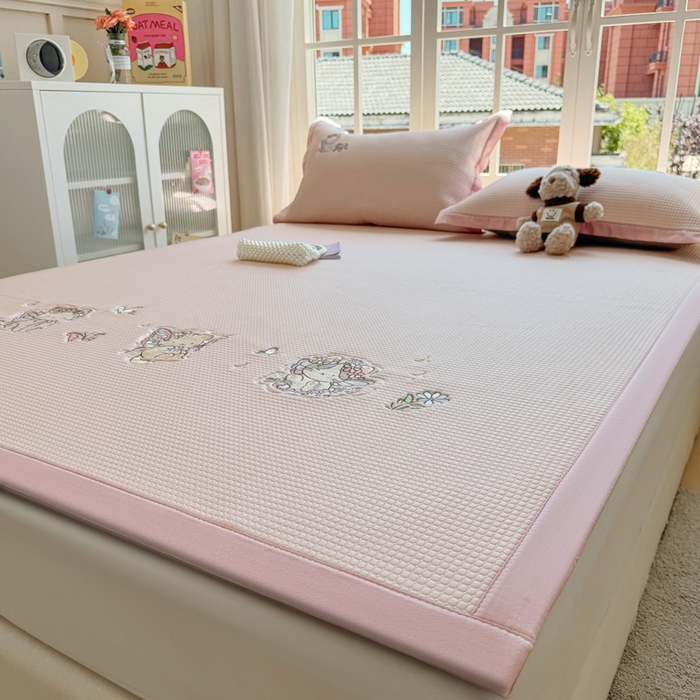 91家纺网 家纺一手货源 找家纺 凯罗 2026新款华夫格凉泡泡绣花凉席席子-床席款 猫仙子