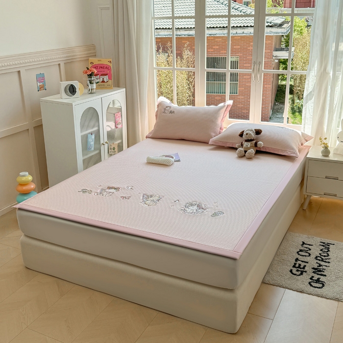 91家纺网 家纺一手货源 找家纺 凯罗 2026新款华夫格凉泡泡绣花凉席席子-床席款 猫仙子