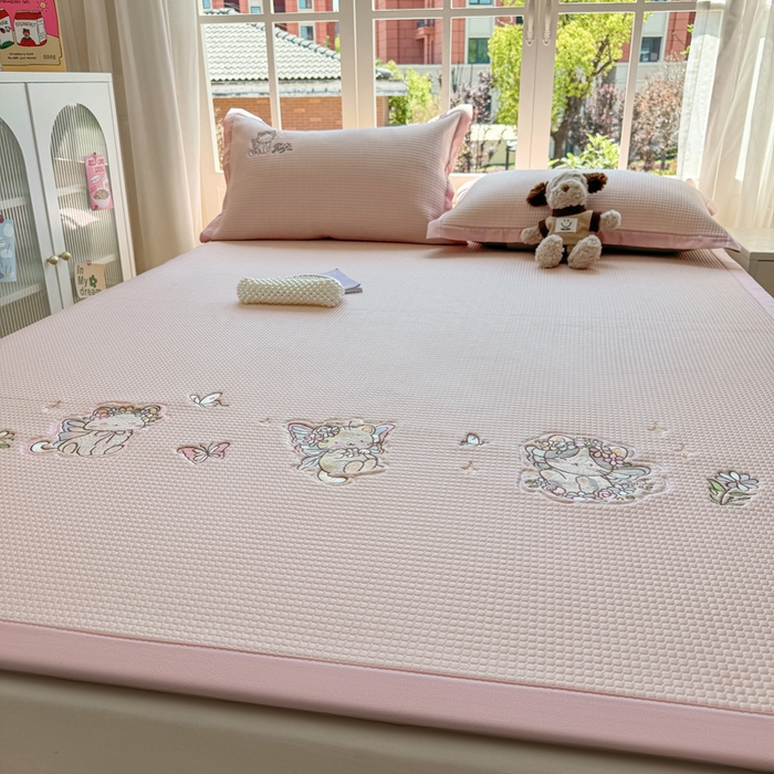 91家纺网 家纺一手货源 找家纺 凯罗 2026新款华夫格凉泡泡绣花凉席席子-床席款 猫仙子