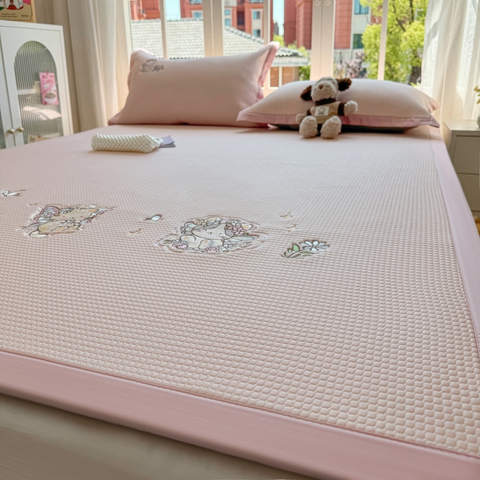 91家纺网 家纺一手货源 找家纺 凯罗 2026新款华夫格凉泡泡绣花凉席席子-床席款 猫仙子