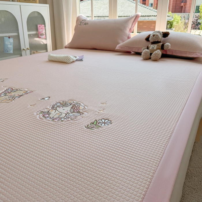 91家纺网 家纺一手货源 找家纺 凯罗 2026新款华夫格凉泡泡绣花凉席席子-床席款 猫仙子