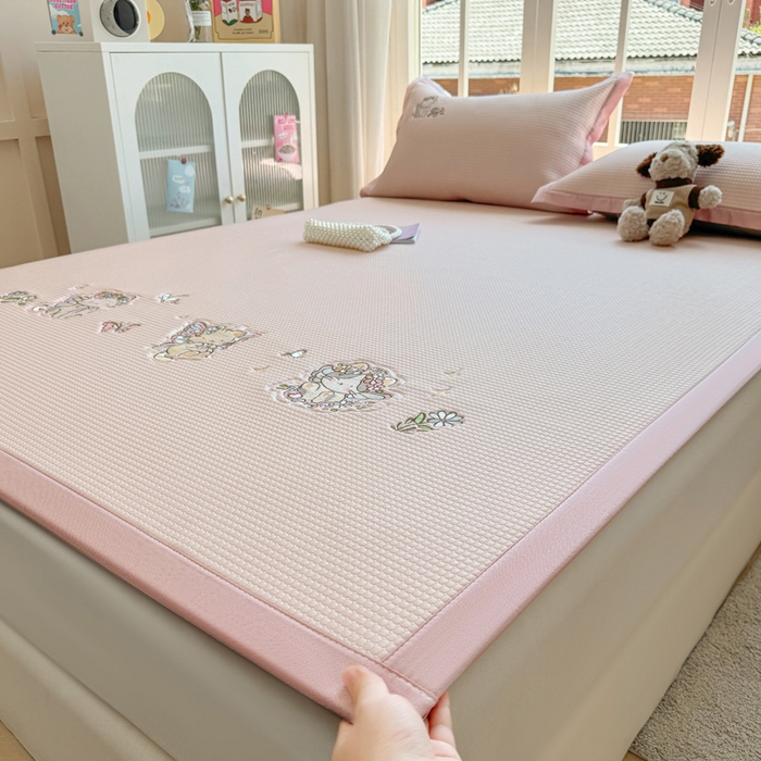 91家纺网 家纺一手货源 找家纺 凯罗 2026新款华夫格凉泡泡绣花凉席席子-床席款 猫仙子