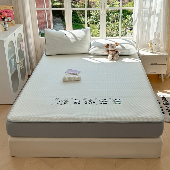 91家纺网 家纺一手货源 找家纺 凯罗 2026新款华夫格凉泡泡绣花凉席席子-床笠款 奶熊兜兜