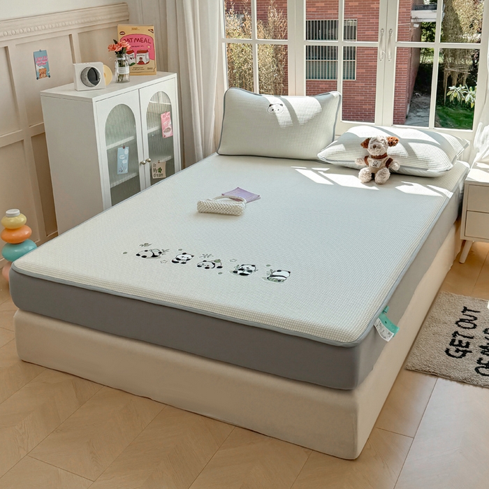 91家纺网 家纺一手货源 找家纺 凯罗 2026新款华夫格凉泡泡绣花凉席席子-床笠款 奶熊兜兜