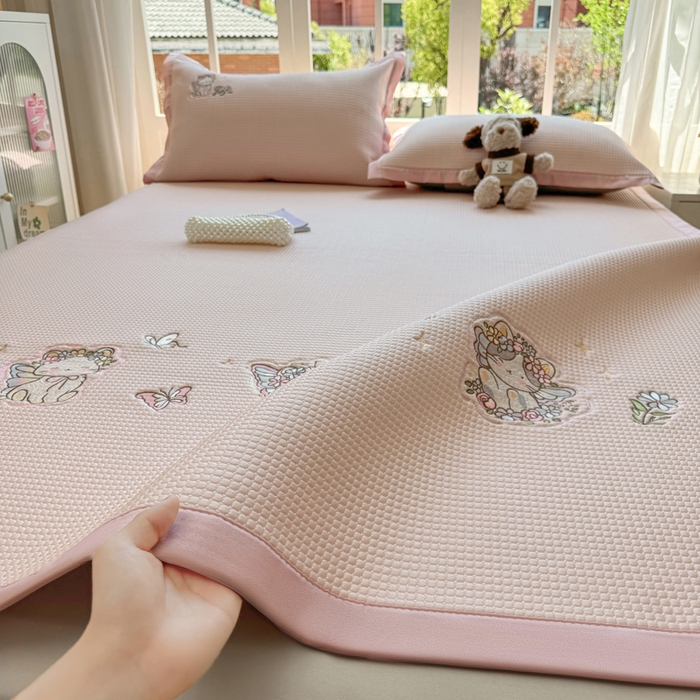 91家纺网 家纺一手货源 找家纺 凯罗 2026新款华夫格凉泡泡绣花凉席席子-床席款 猫仙子