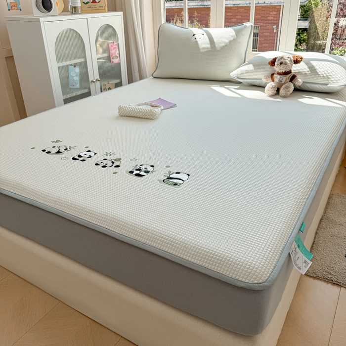 91家纺网 家纺一手货源 找家纺 凯罗 2026新款华夫格凉泡泡绣花凉席席子-床笠款 奶熊兜兜