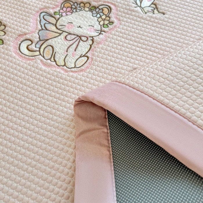 91家纺网 家纺一手货源 找家纺 凯罗 2026新款华夫格凉泡泡绣花凉席席子-床席款 猫仙子