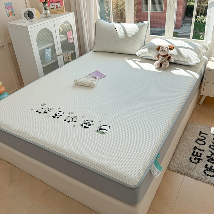 91家纺网 家纺一手货源 找家纺 凯罗 2026新款华夫格凉泡泡绣花凉席席子-床笠款 奶熊兜兜