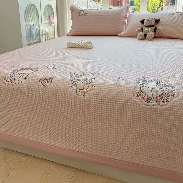 91家纺网 家纺一手货源 找家纺 凯罗 2026新款华夫格凉泡泡绣花凉席席子-床席款 猫仙子