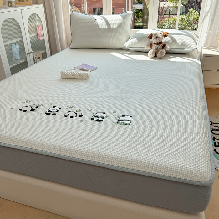 91家纺网 家纺一手货源 找家纺 凯罗 2026新款华夫格凉泡泡绣花凉席席子-床笠款 奶熊兜兜