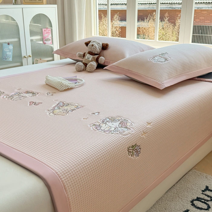 91家纺网 家纺一手货源 找家纺 凯罗 2026新款华夫格凉泡泡绣花凉席席子-床席款 猫仙子