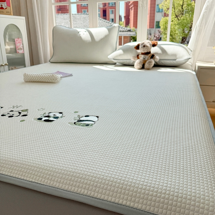 91家纺网 家纺一手货源 找家纺 凯罗 2026新款华夫格凉泡泡绣花凉席席子-床笠款 奶熊兜兜