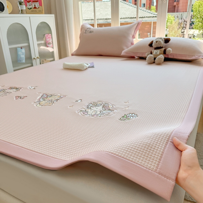 91家纺网 家纺一手货源 找家纺 凯罗 2026新款华夫格凉泡泡绣花凉席席子-床席款 猫仙子