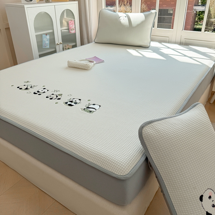 91家纺网 家纺一手货源 找家纺 凯罗 2026新款华夫格凉泡泡绣花凉席席子-床笠款 奶熊兜兜