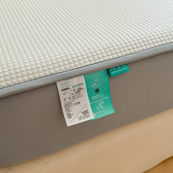 91家纺网 家纺一手货源 找家纺 凯罗 2026新款华夫格凉泡泡绣花凉席席子-床笠款 奶熊兜兜