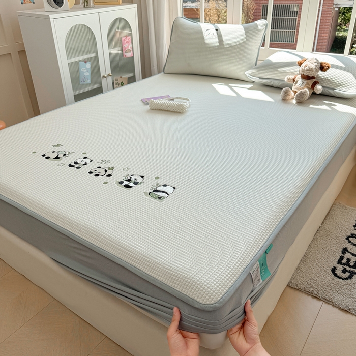 91家纺网 家纺一手货源 找家纺 凯罗 2026新款华夫格凉泡泡绣花凉席席子-床笠款 奶熊兜兜