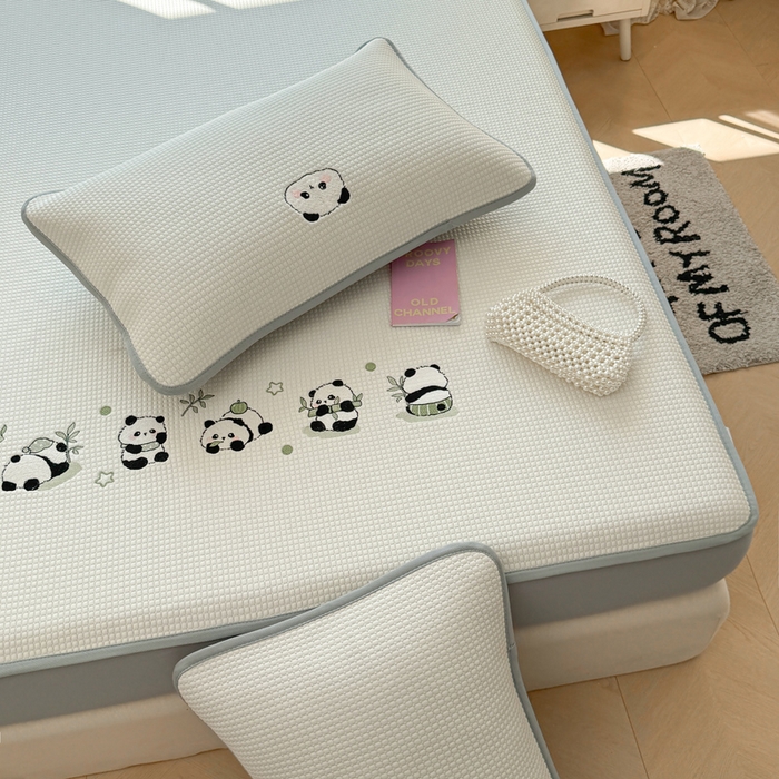 91家纺网 家纺一手货源 找家纺 凯罗 2026新款华夫格凉泡泡绣花凉席席子-床笠款 奶熊兜兜