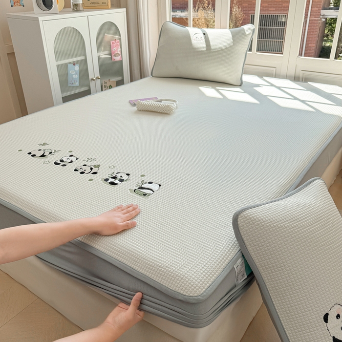 91家纺网 家纺一手货源 找家纺 凯罗 2026新款华夫格凉泡泡绣花凉席席子-床笠款 奶熊兜兜