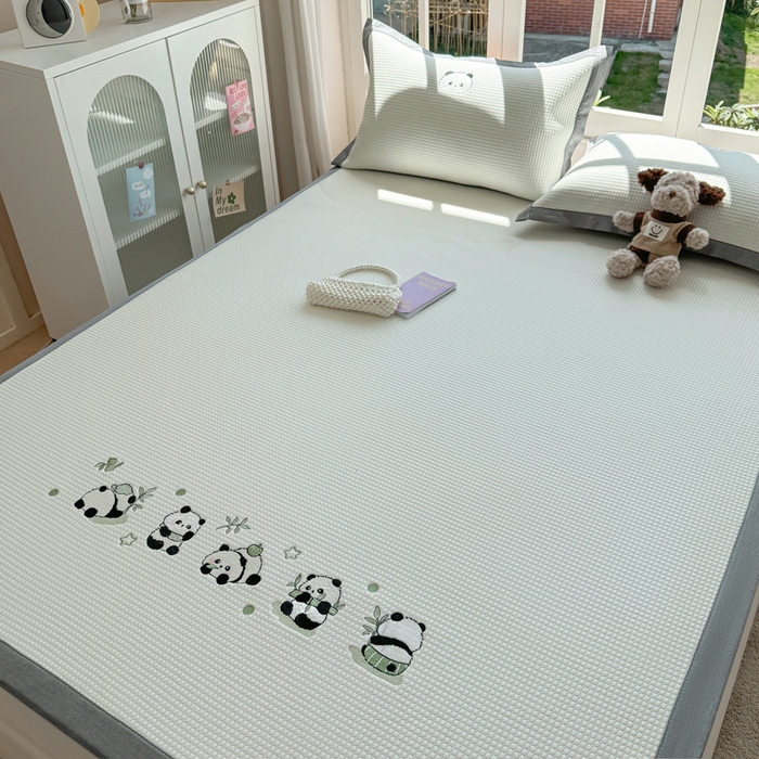 91家纺网 家纺一手货源 找家纺 凯罗 2026新款华夫格凉泡泡绣花凉席席子-床席款 奶熊兜兜