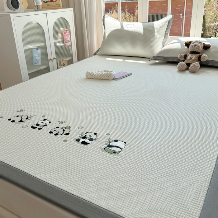 91家纺网 家纺一手货源 找家纺 凯罗 2026新款华夫格凉泡泡绣花凉席席子-床席款 奶熊兜兜