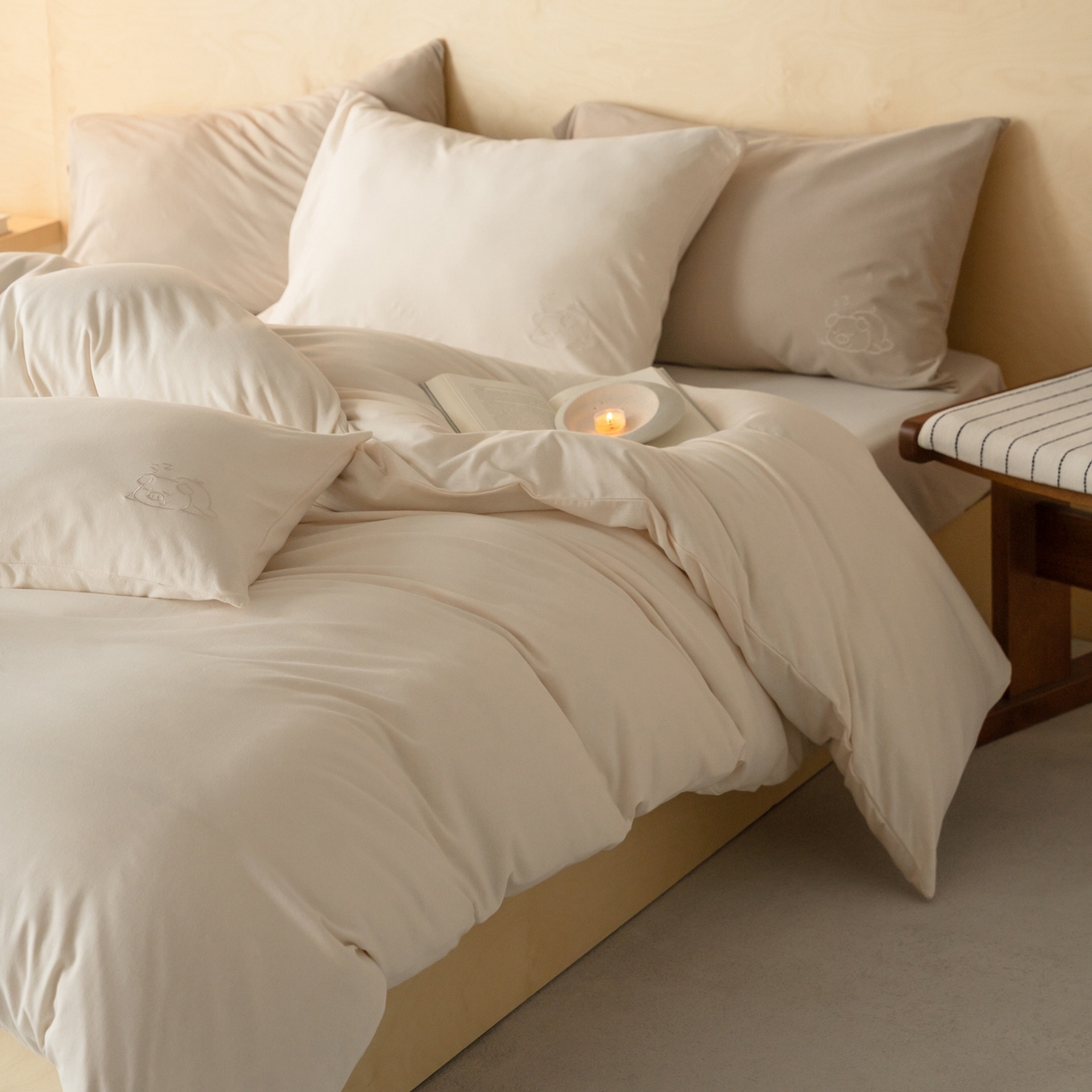 91家纺网 家纺一手货源 找家纺 华超针织 2026新款全棉天竺棉针织刺绣四件套-猪事顺利 猪事顺利-米白