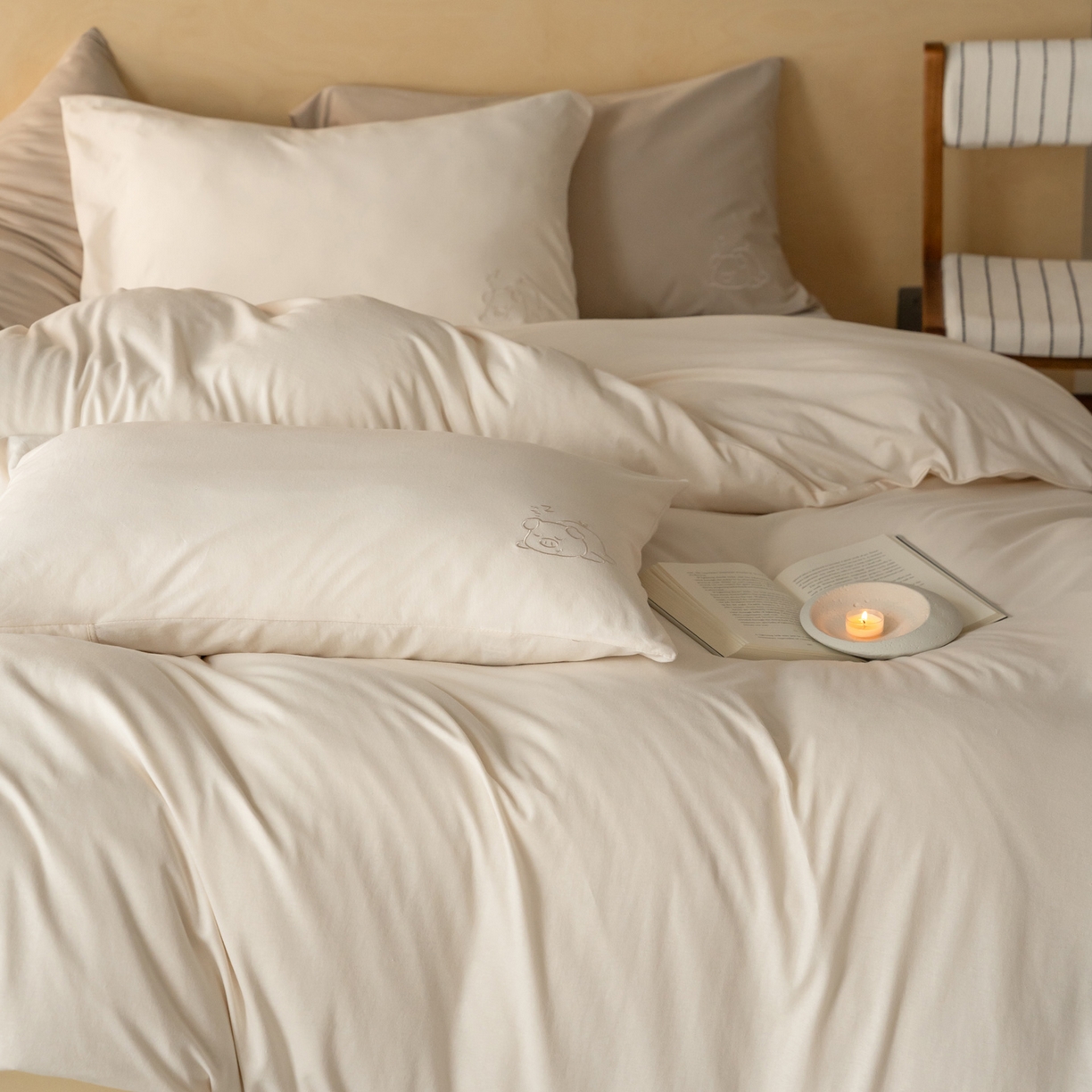 91家纺网 家纺一手货源 找家纺 华超针织 2026新款全棉天竺棉针织刺绣四件套-猪事顺利 猪事顺利-米白