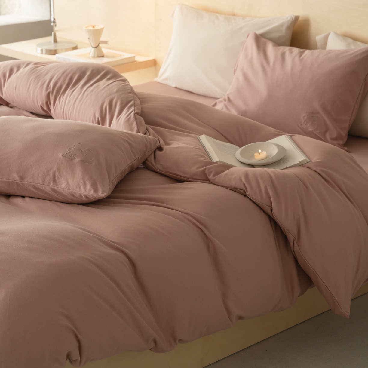 91家纺网 家纺一手货源 找家纺 华超针织 2026新款全棉天竺棉针织刺绣四件套-猪事顺利 猪事顺利-紫粉