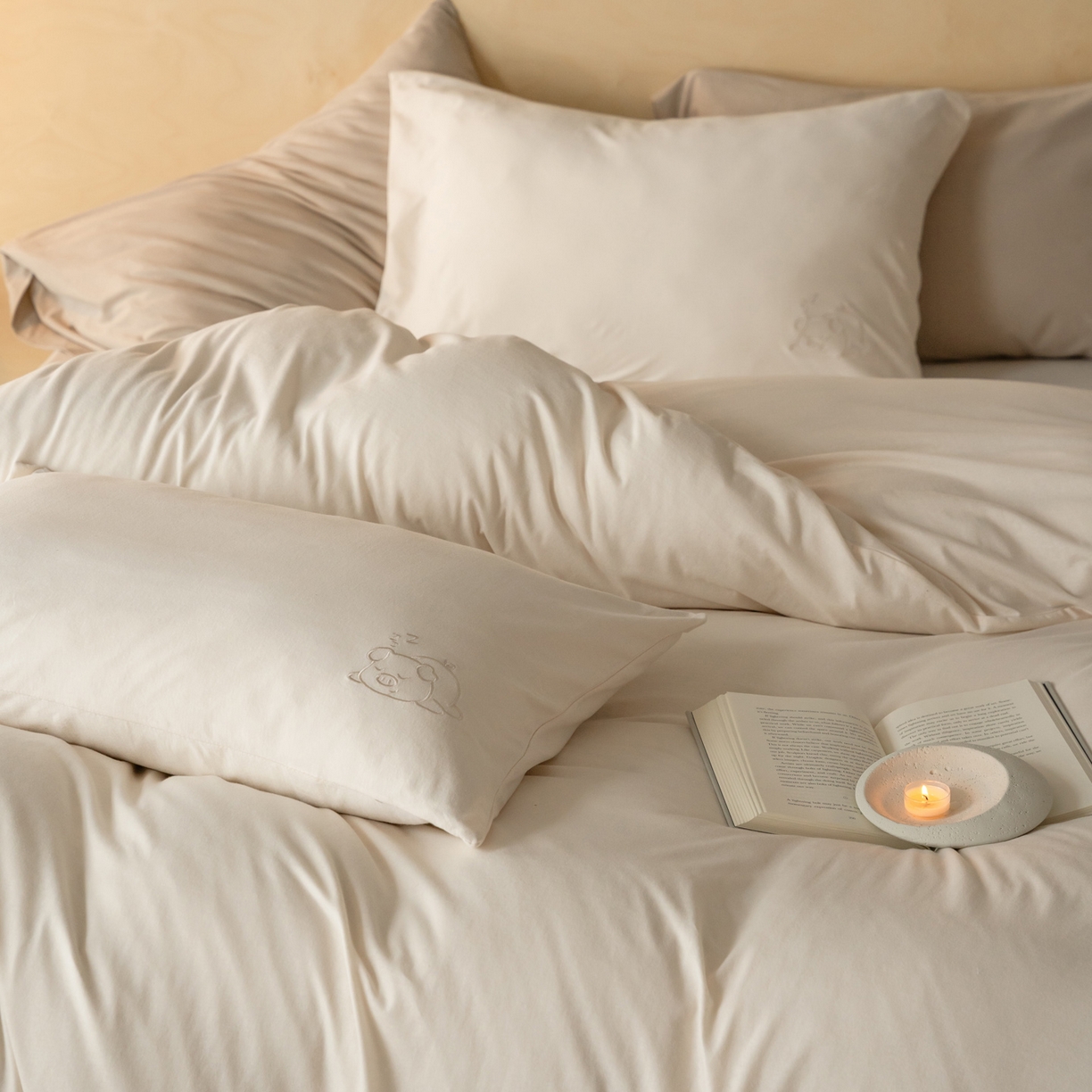 91家纺网 家纺一手货源 找家纺 华超针织 2026新款全棉天竺棉针织刺绣四件套-猪事顺利 猪事顺利-米白