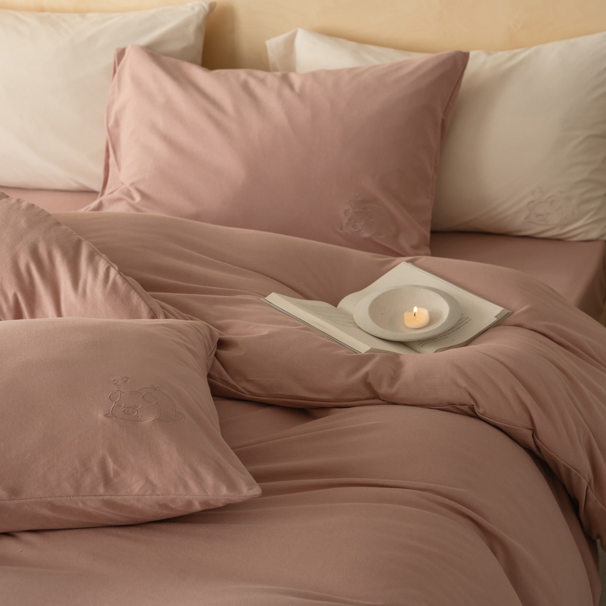 91家纺网 家纺一手货源 找家纺 华超针织 2026新款全棉天竺棉针织刺绣四件套-猪事顺利 猪事顺利-紫粉