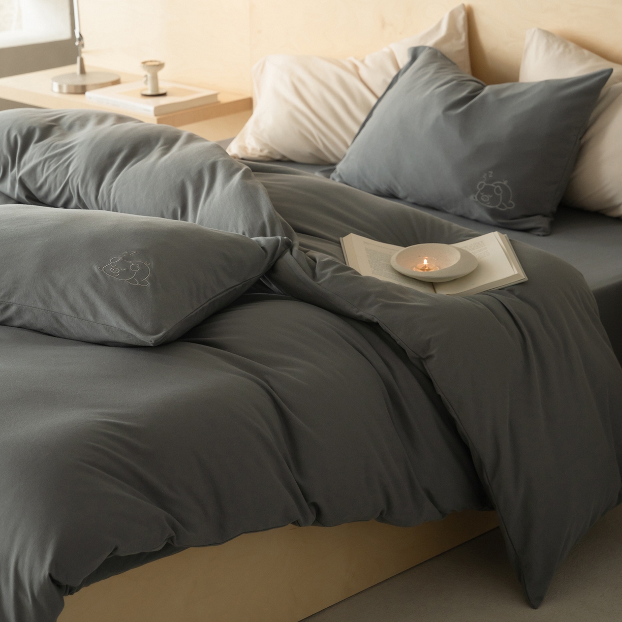 91家纺网 家纺一手货源 找家纺 华超针织 2026新款全棉天竺棉针织刺绣四件套-猪事顺利 猪事顺利-深灰