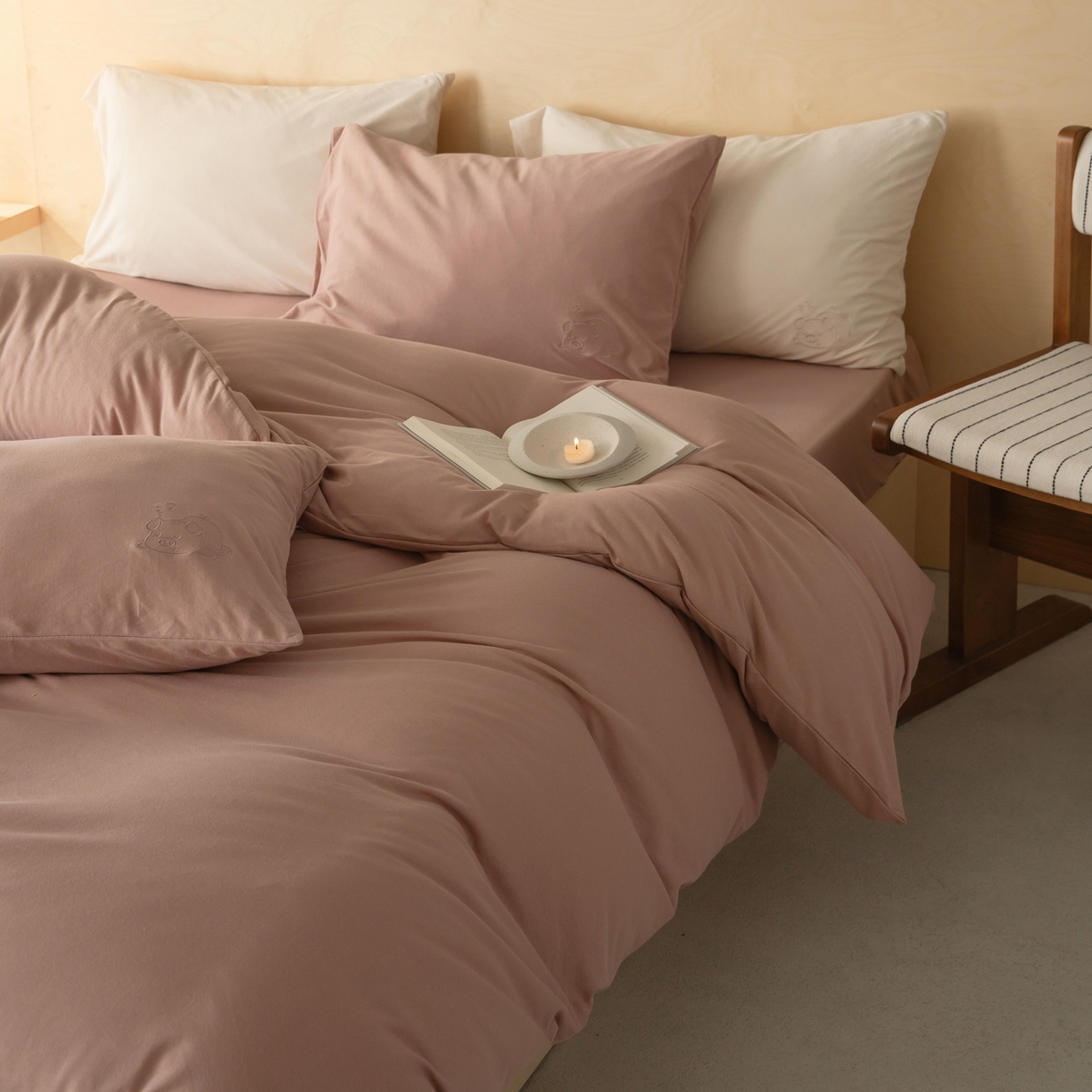 91家纺网 家纺一手货源 找家纺 华超针织 2026新款全棉天竺棉针织刺绣四件套-猪事顺利 猪事顺利-紫粉