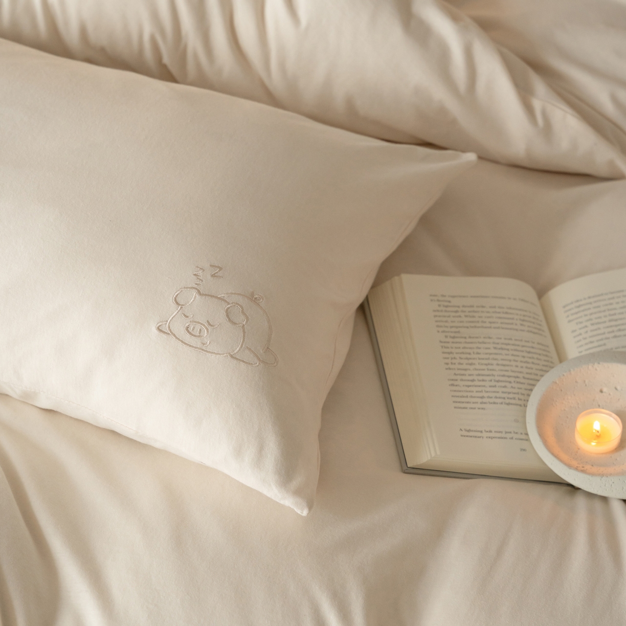 91家纺网 家纺一手货源 找家纺 华超针织 2026新款全棉天竺棉针织刺绣四件套-猪事顺利 猪事顺利-米白