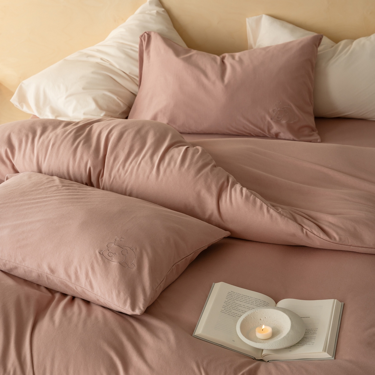 91家纺网 家纺一手货源 找家纺 华超针织 2026新款全棉天竺棉针织刺绣四件套-猪事顺利 猪事顺利-紫粉