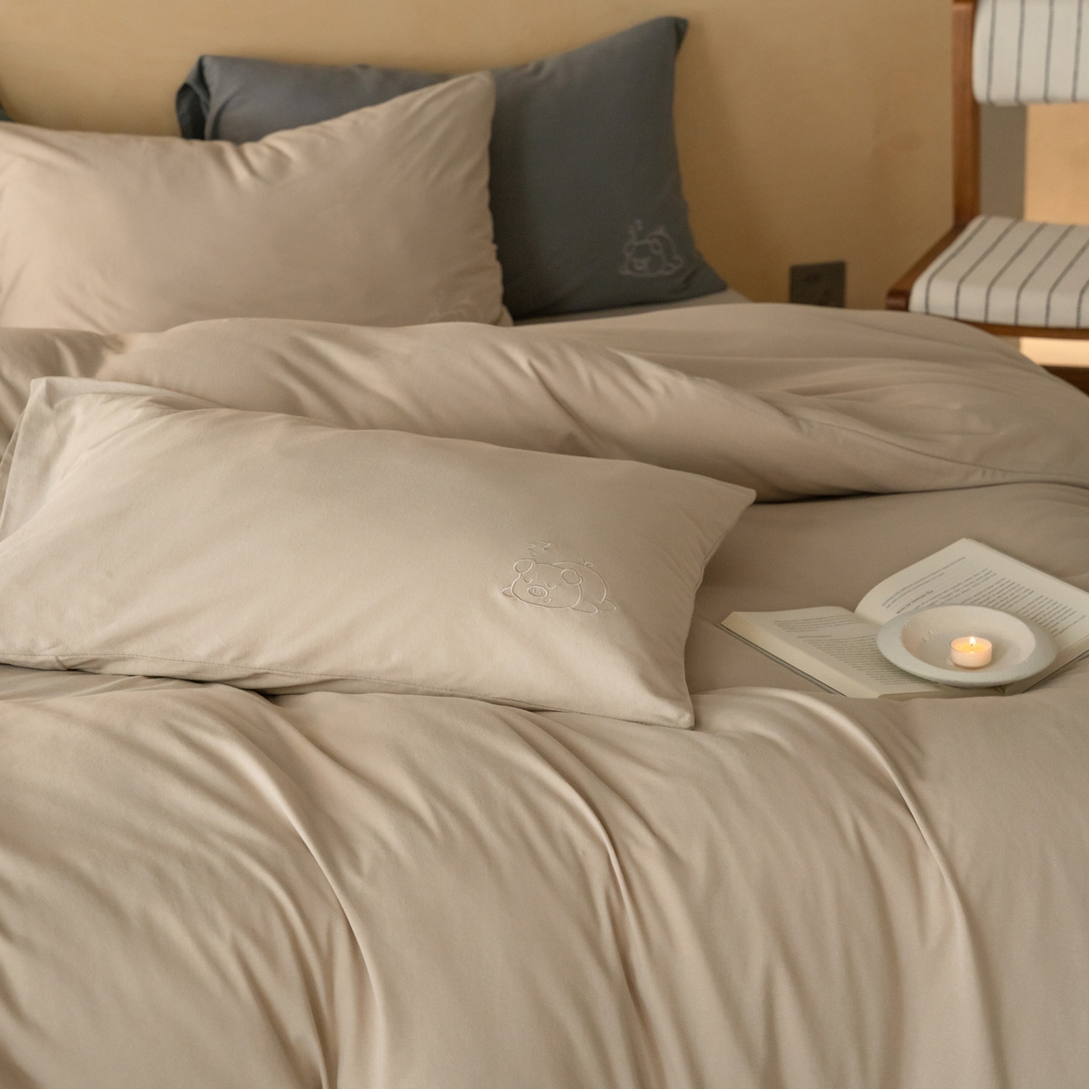 91家纺网 家纺一手货源 找家纺 华超针织 2026新款全棉天竺棉针织刺绣四件套-猪事顺利 猪事顺利-杏色