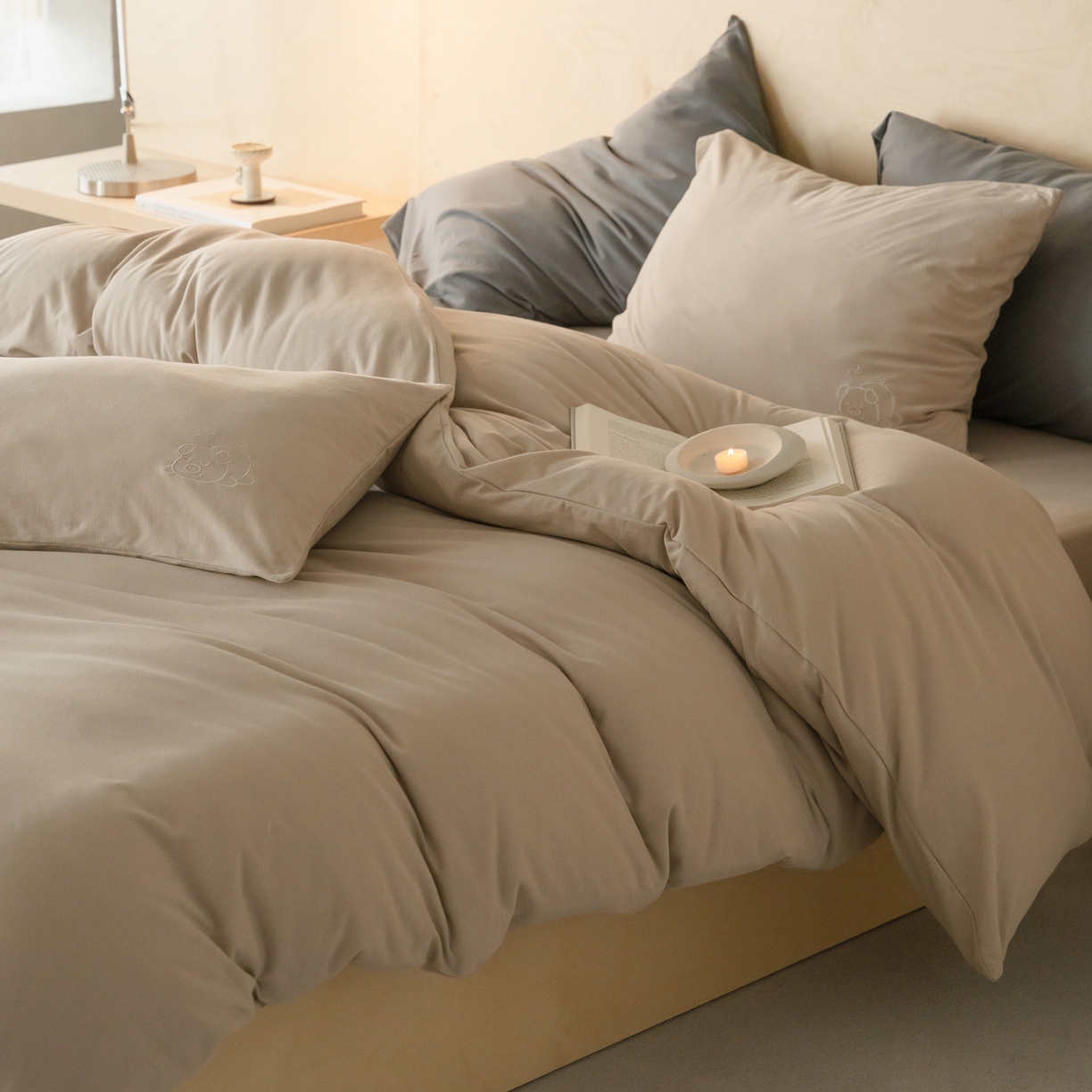 91家纺网 家纺一手货源 找家纺 华超针织 2026新款全棉天竺棉针织刺绣四件套-猪事顺利 猪事顺利-杏色