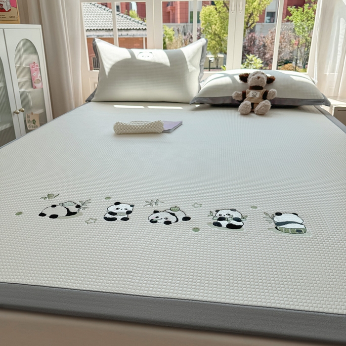 91家纺网 家纺一手货源 找家纺 凯罗 2026新款华夫格凉泡泡绣花凉席席子-床席款 奶熊兜兜