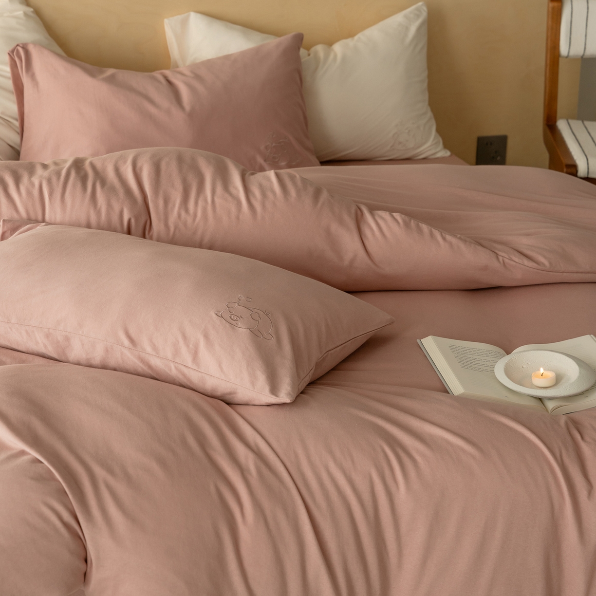 91家纺网 家纺一手货源 找家纺 华超针织 2026新款全棉天竺棉针织刺绣四件套-猪事顺利 猪事顺利-紫粉